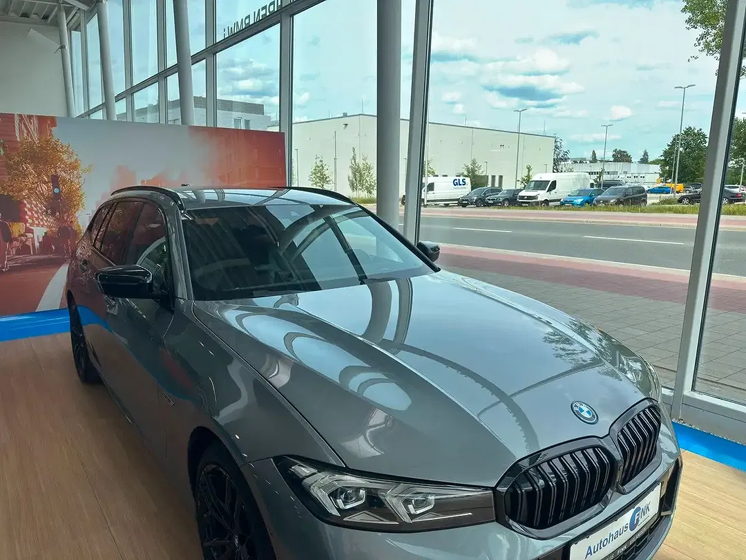 BMW 330 - Thumbnail 1