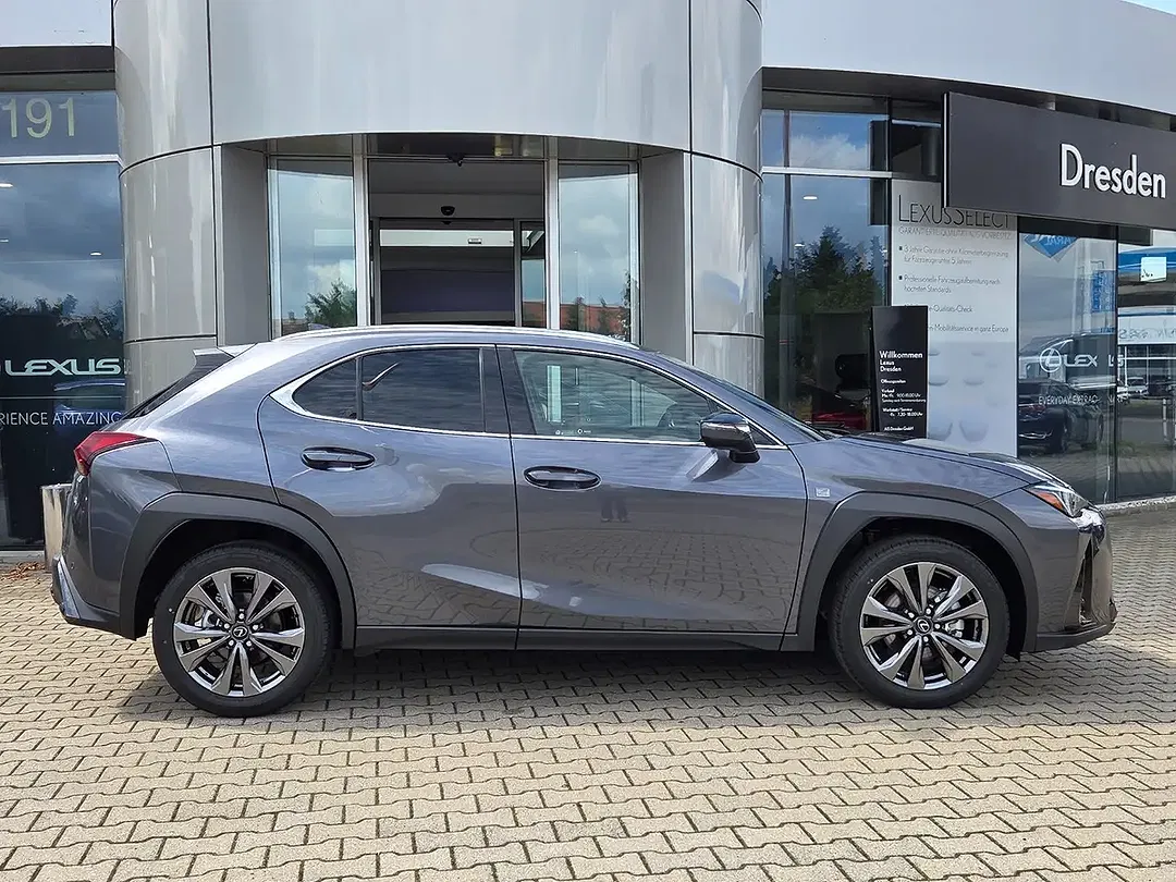 Lexus UX 300h - Thumbnail 1
