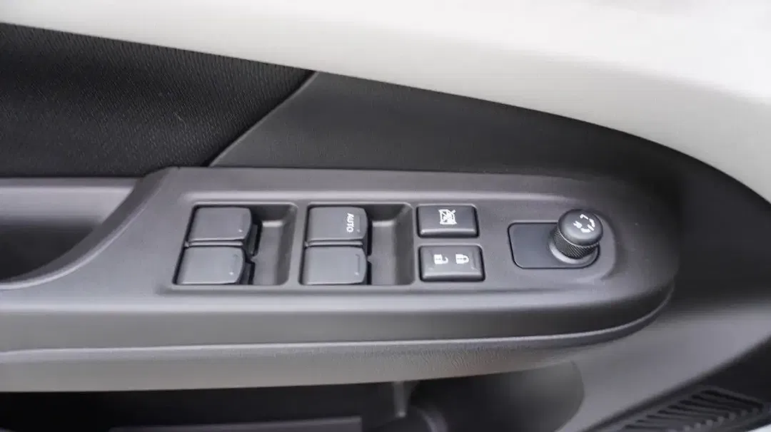 Suzuki Swift - Thumbnail 13