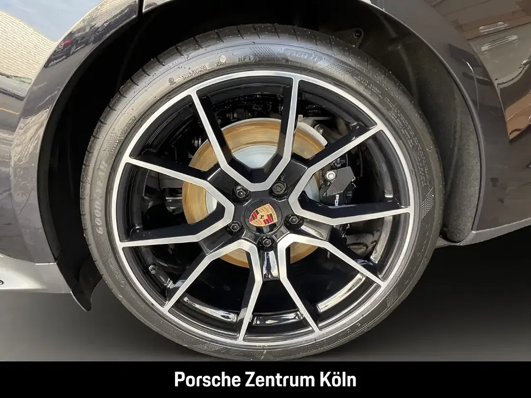 Porsche Taycan - Thumbnail 11