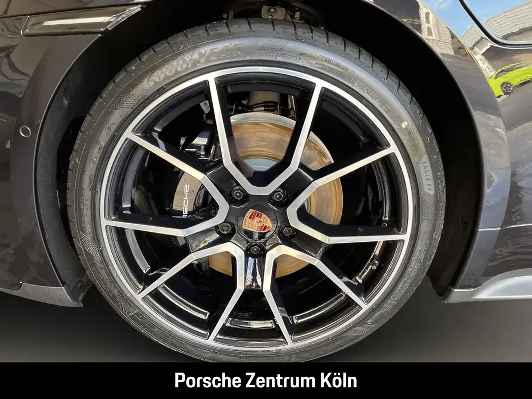 Porsche Taycan - Thumbnail 12