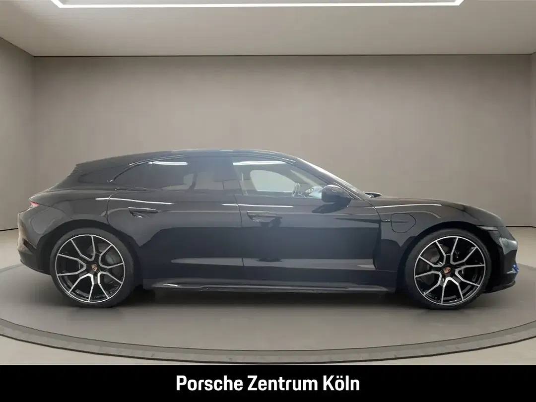 Porsche Taycan - Thumbnail 6