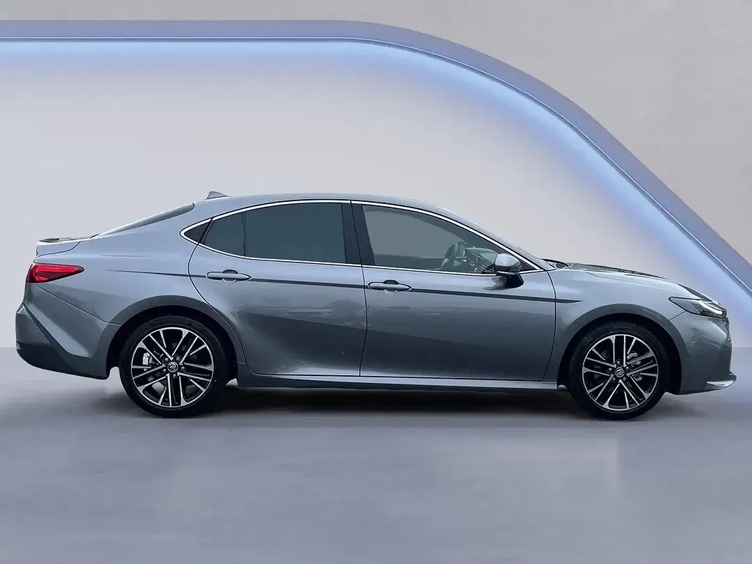 Toyota Camry - Thumbnail 3