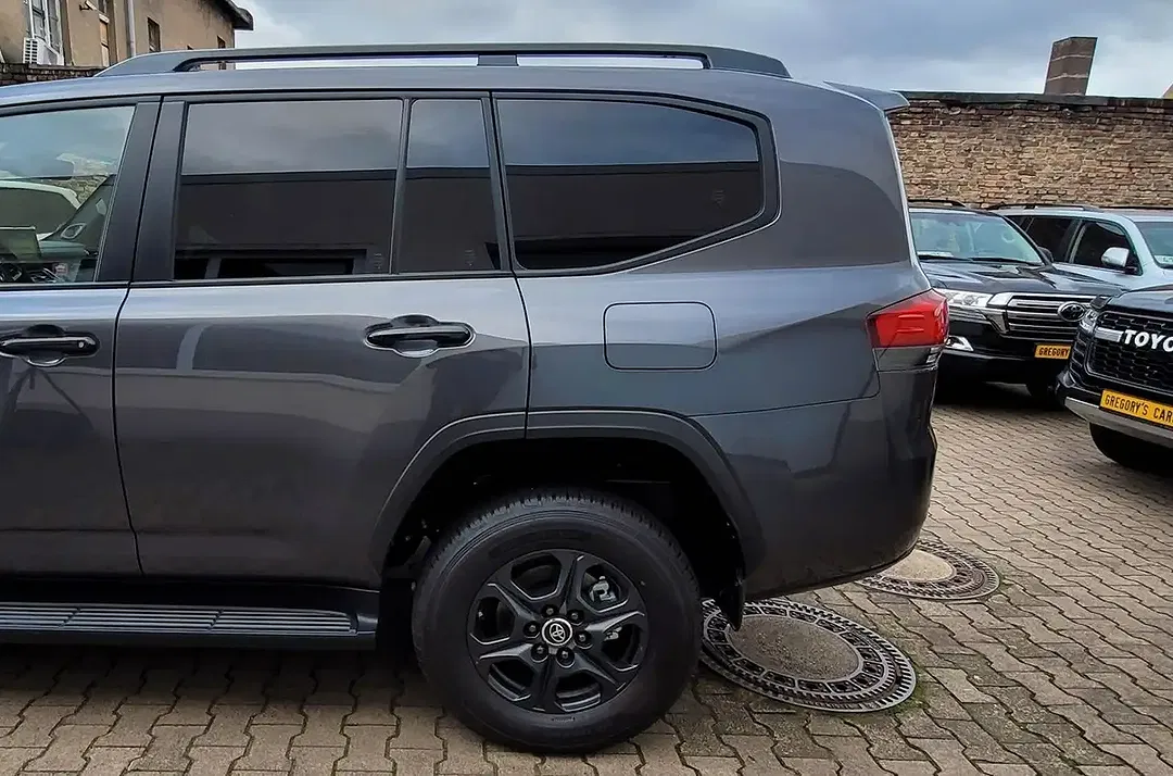 Toyota Land Cruiser - Thumbnail 7