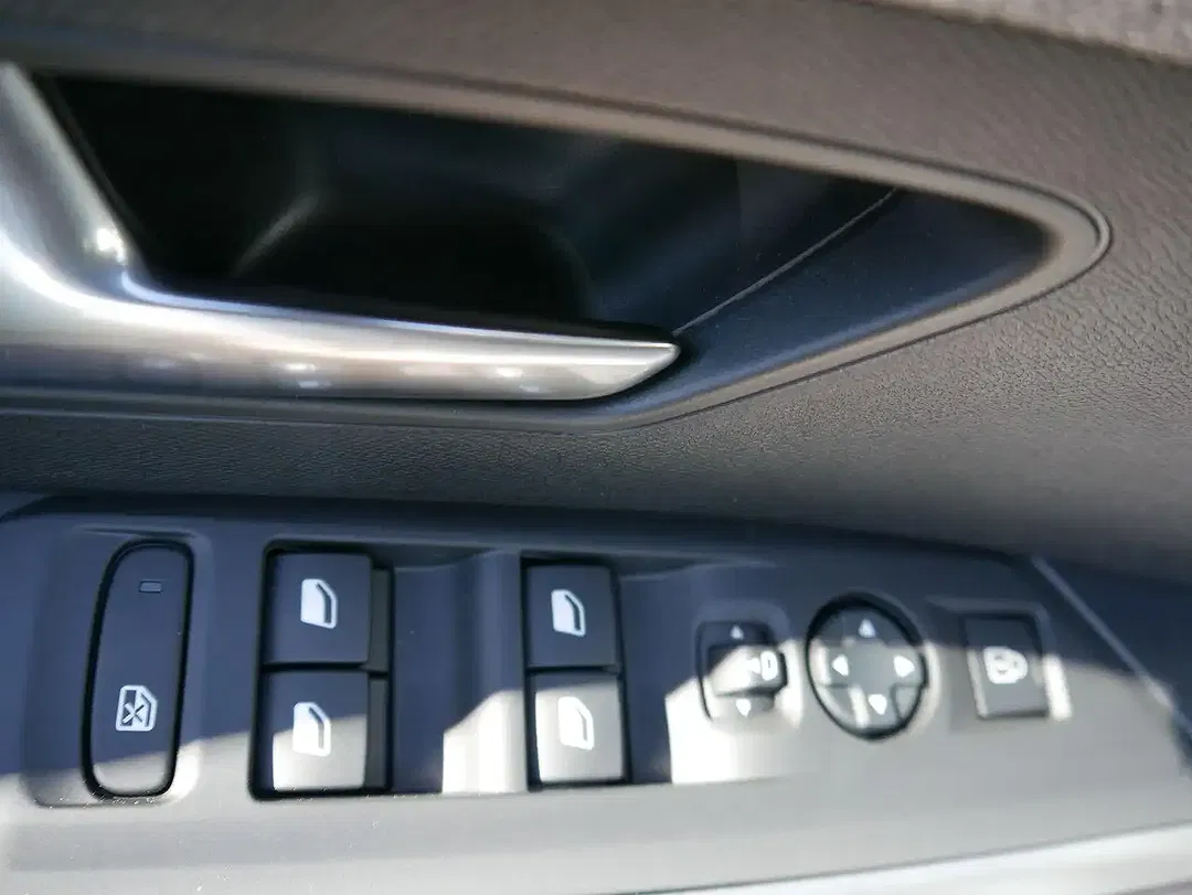 Peugeot 3008 - Thumbnail 10