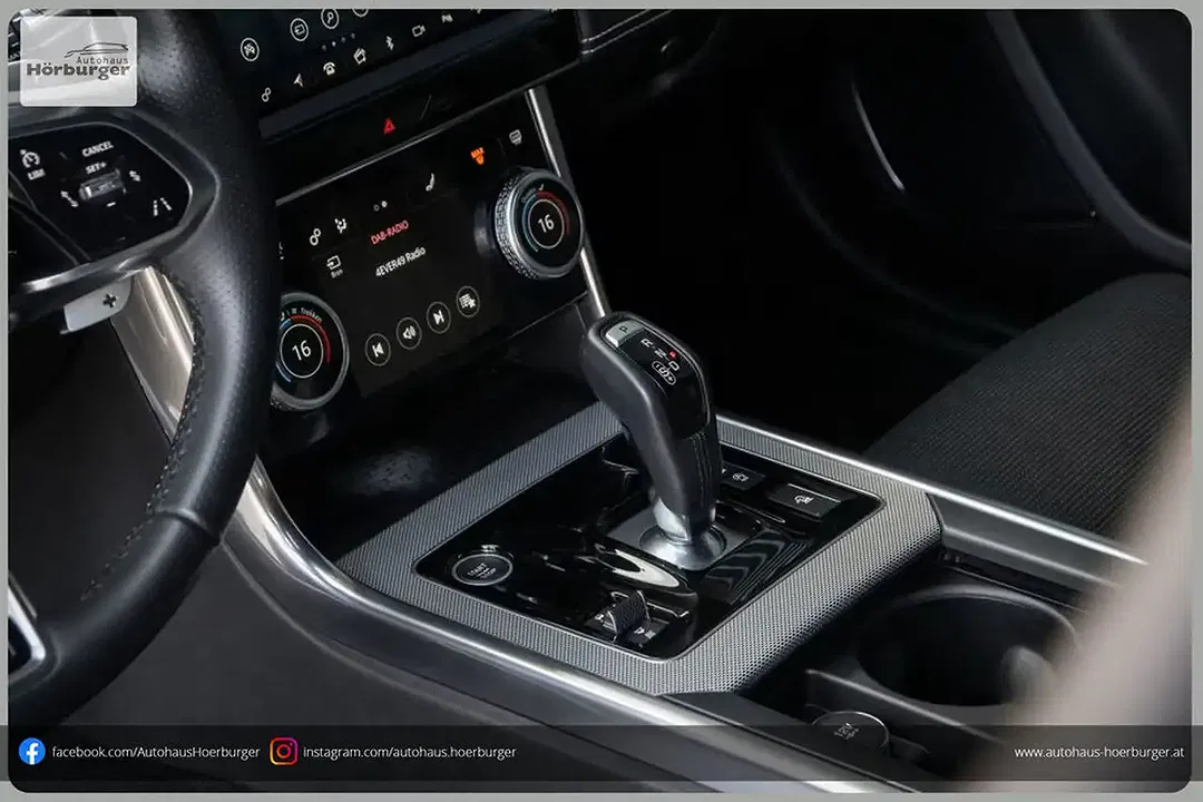 Jaguar XE - Thumbnail 12