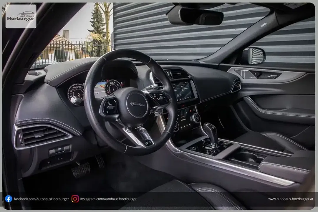 Jaguar XE - Thumbnail 2