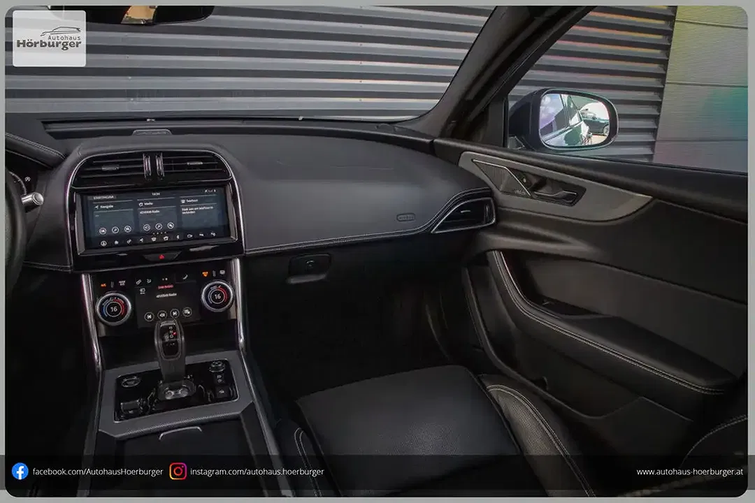 Jaguar XE - Thumbnail 6