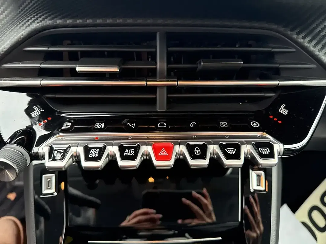Peugeot 208 - Thumbnail 15
