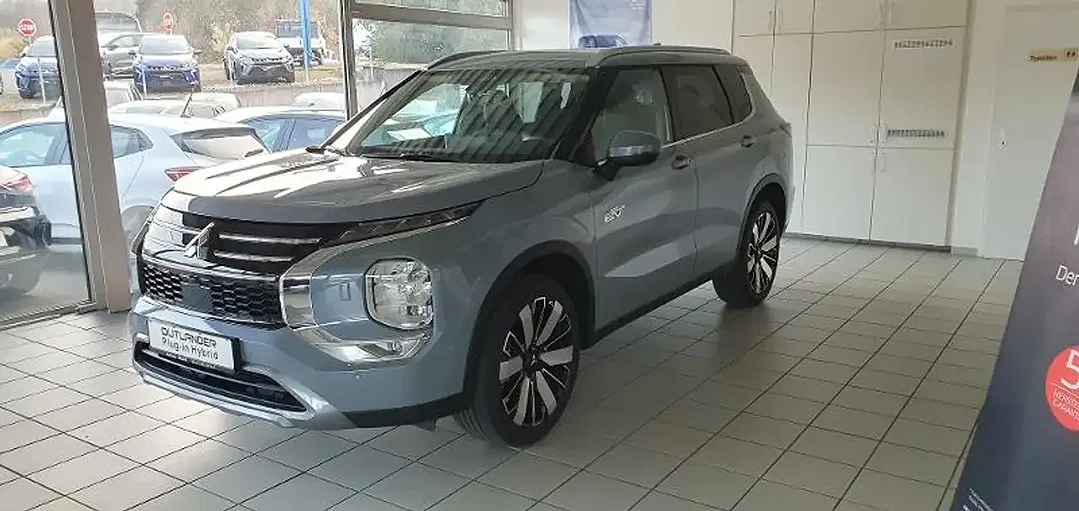Mitsubishi Outlander - Thumbnail 1