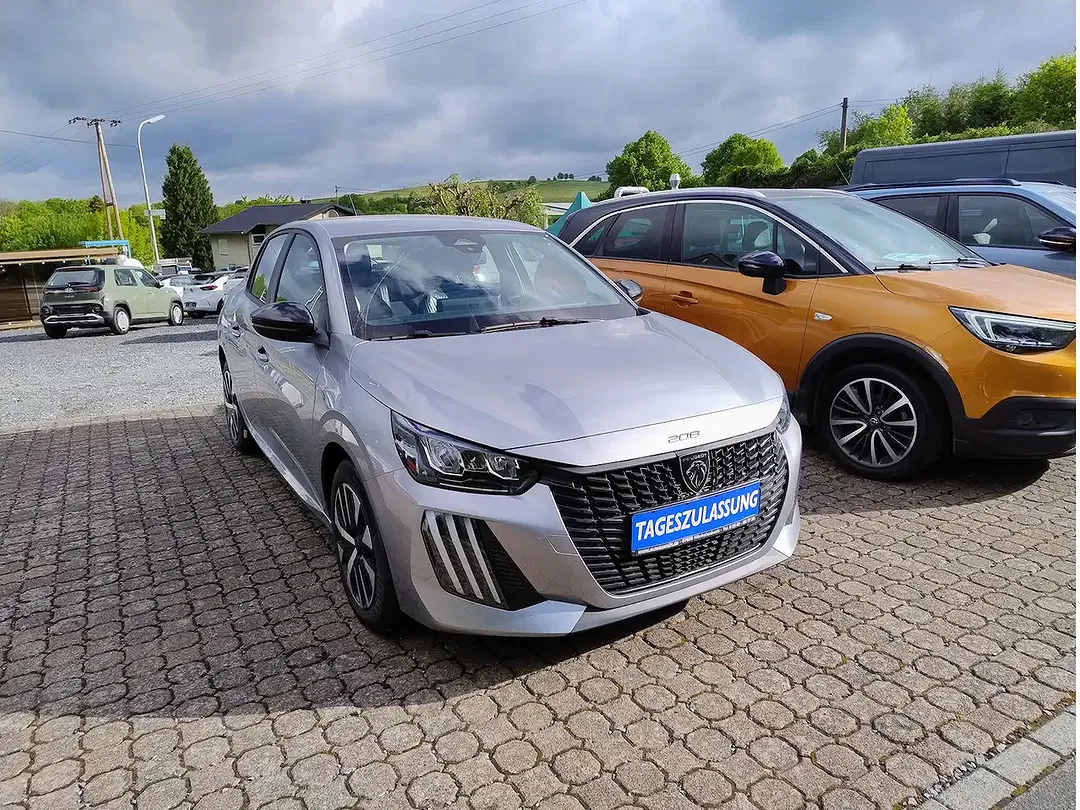 Peugeot 208 - Thumbnail 1