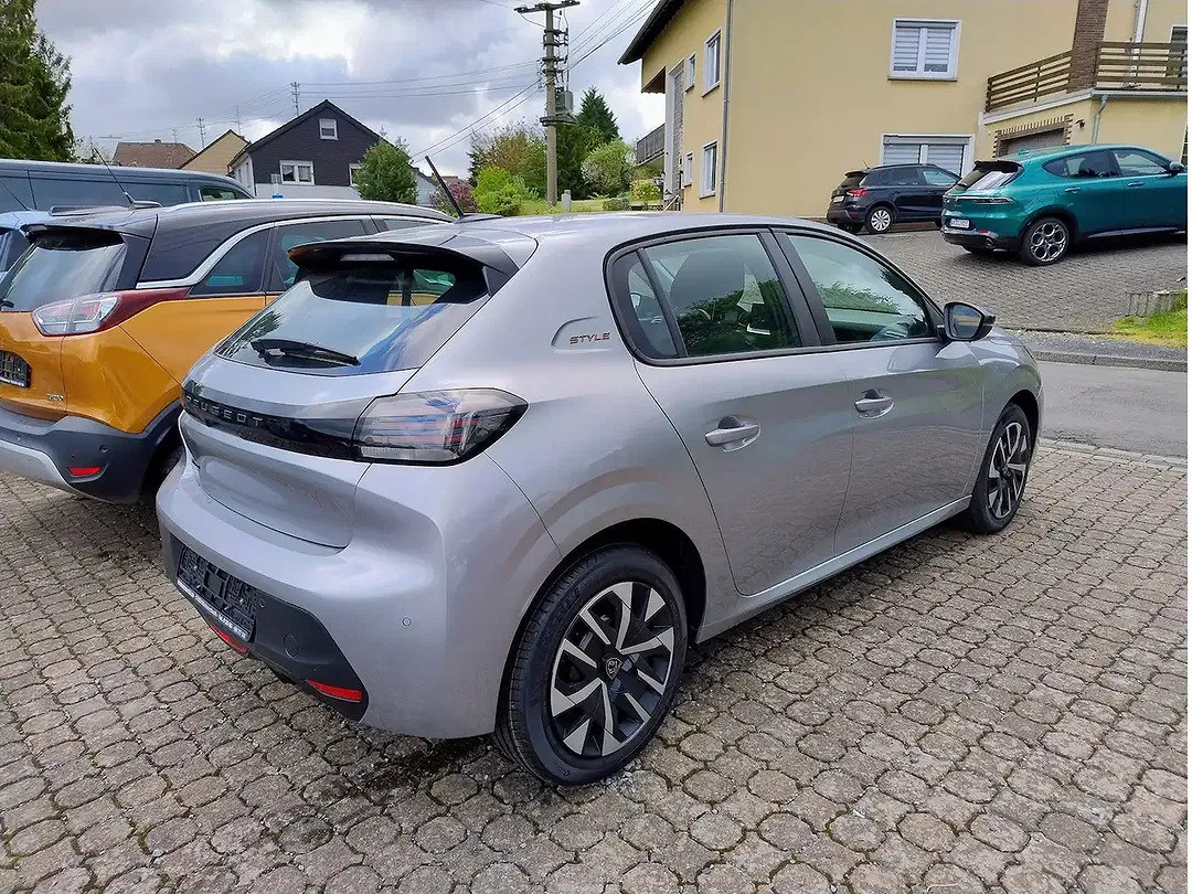 Peugeot 208 - Thumbnail 4