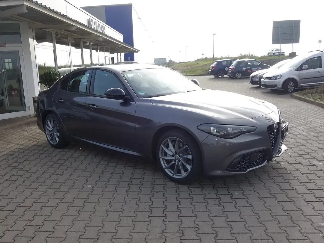 Alfa Romeo Giulia - Thumbnail 2