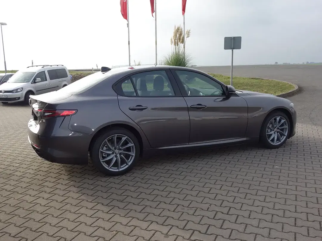Alfa Romeo Giulia - Thumbnail 3