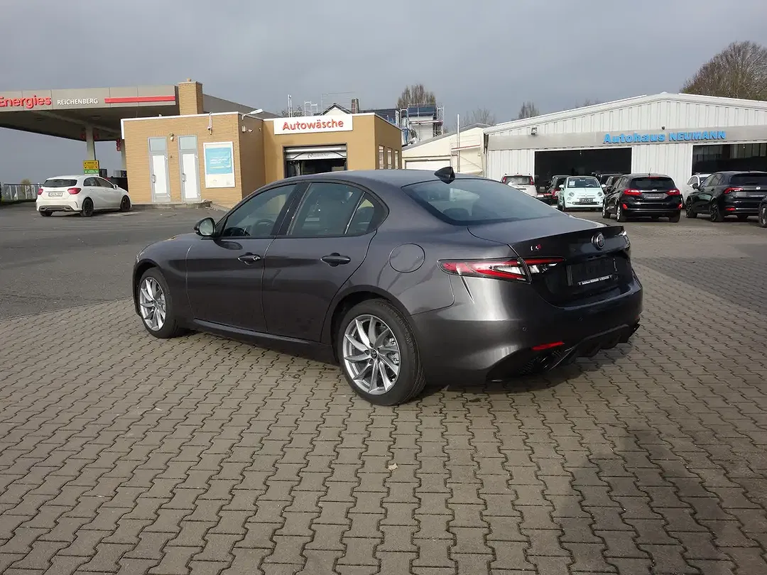 Alfa Romeo Giulia - Thumbnail 4