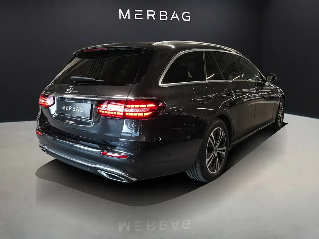 Mercedes-Benz E 220 - Thumbnail 2