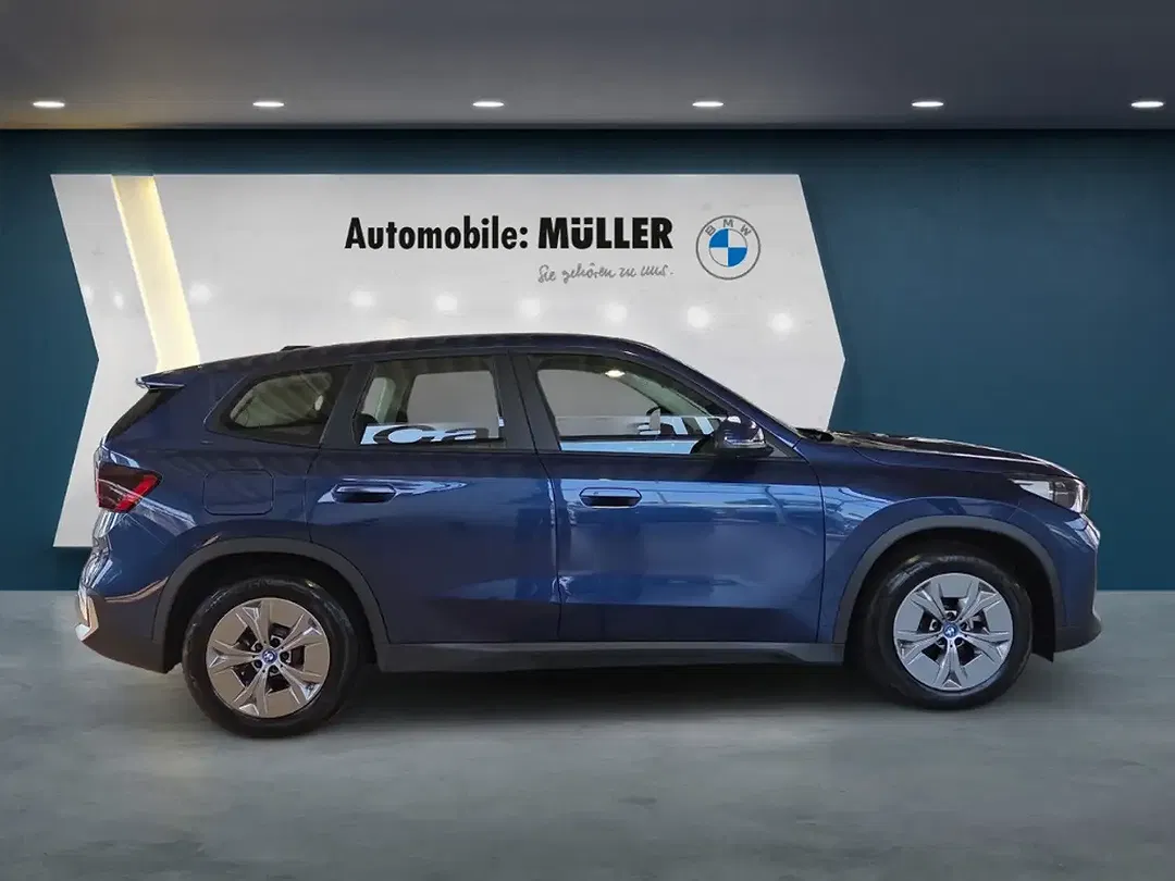 BMW iX1 - Thumbnail 3