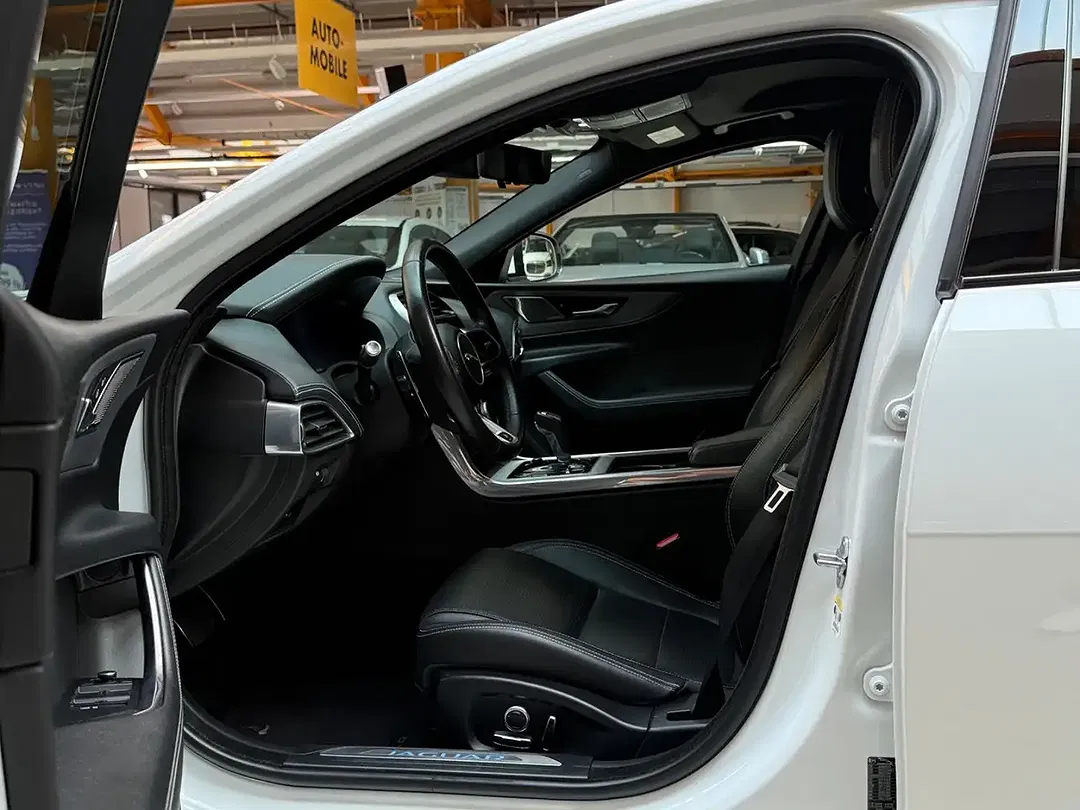 Jaguar XE - Thumbnail 10