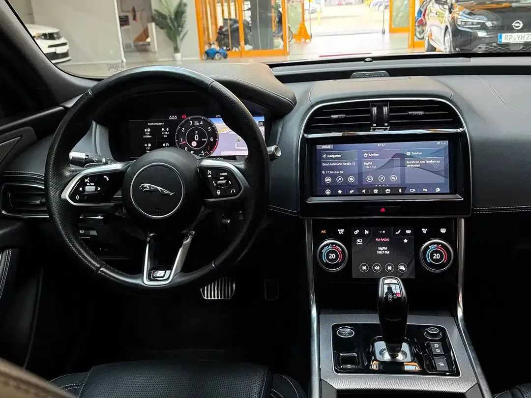 Jaguar XE - Thumbnail 12