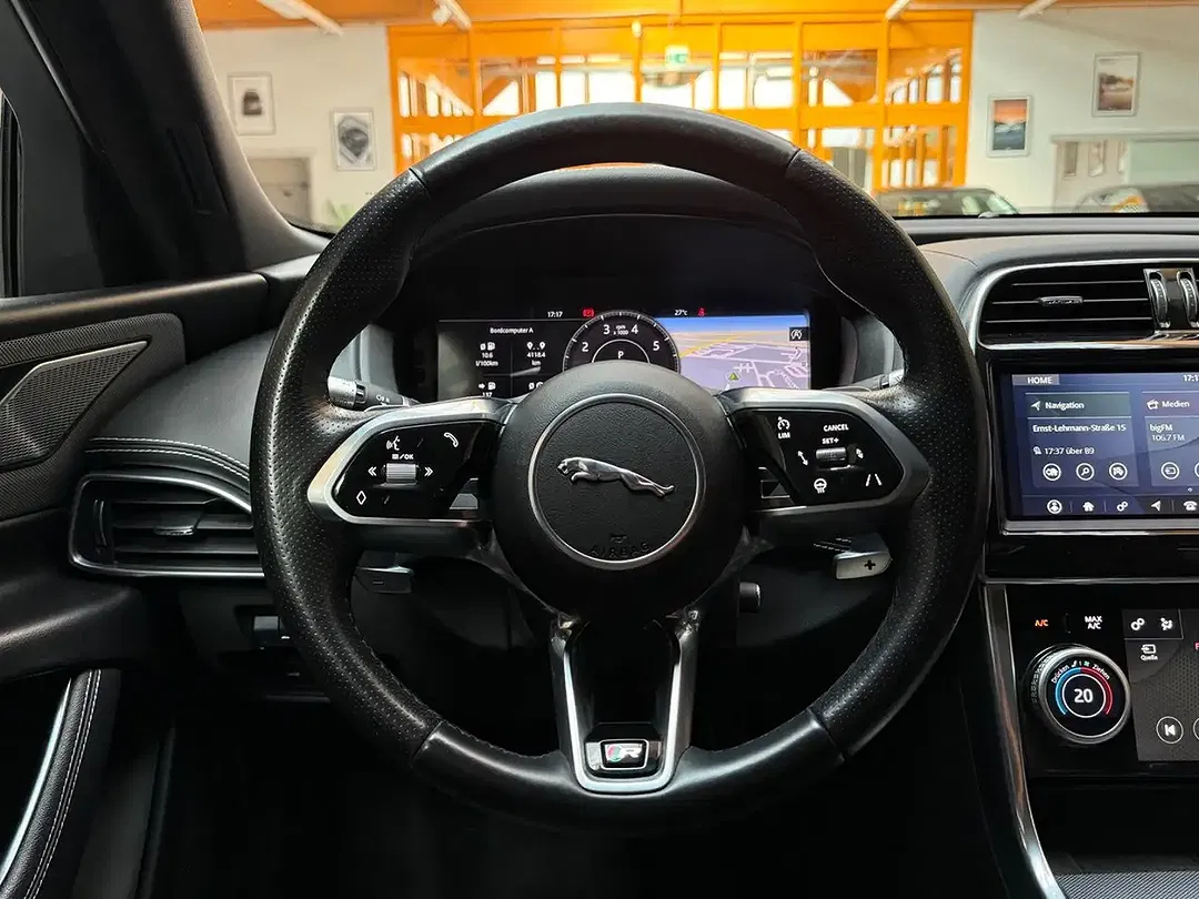 Jaguar XE - Thumbnail 13