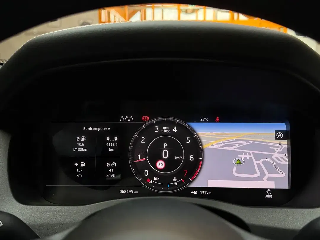 Jaguar XE - Thumbnail 15