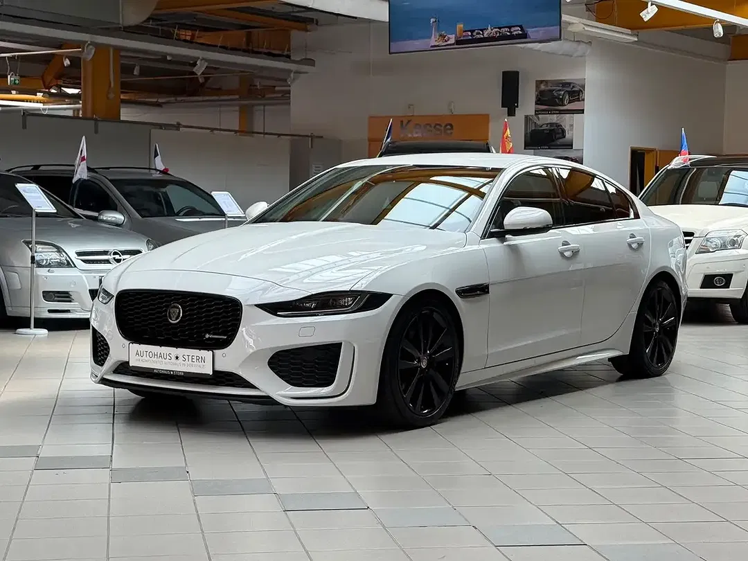 Jaguar XE - Thumbnail 2
