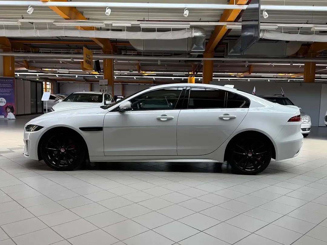 Jaguar XE - Thumbnail 3