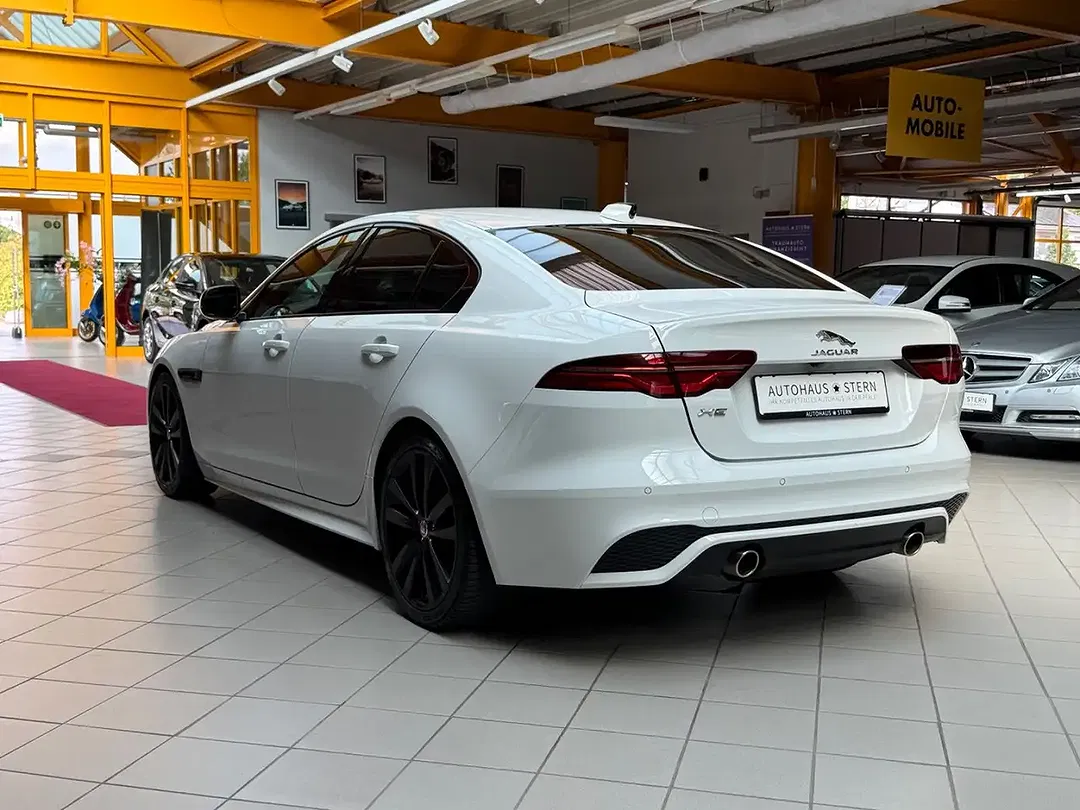 Jaguar XE - Thumbnail 4