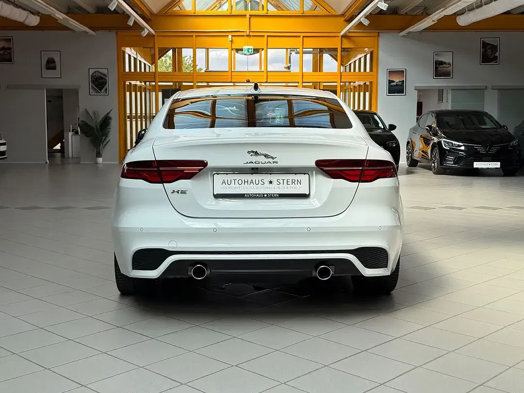 Jaguar XE - Thumbnail 5