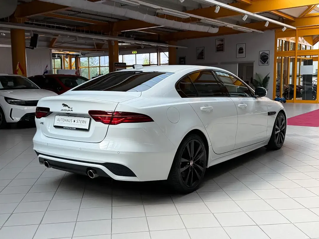Jaguar XE - Thumbnail 6