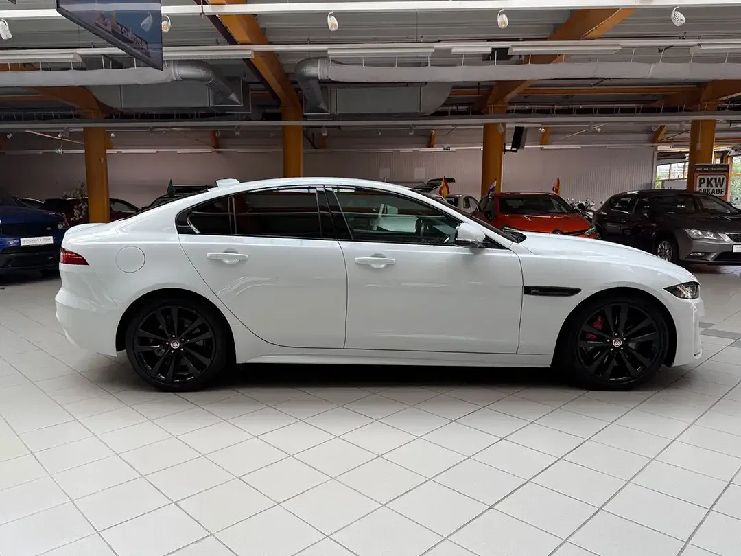Jaguar XE - Thumbnail 7