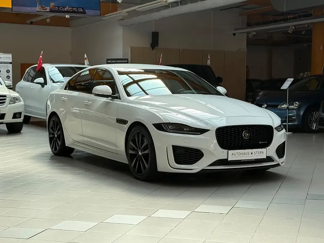 Jaguar XE - Thumbnail 8
