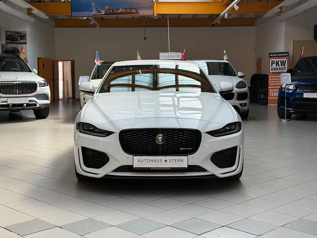 Jaguar XE - Thumbnail 9