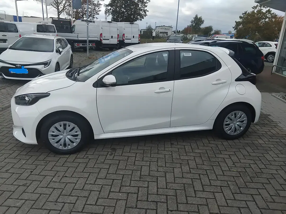 Toyota Yaris - Thumbnail 3