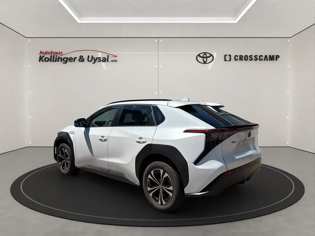 Toyota bZ4X - Thumbnail 3