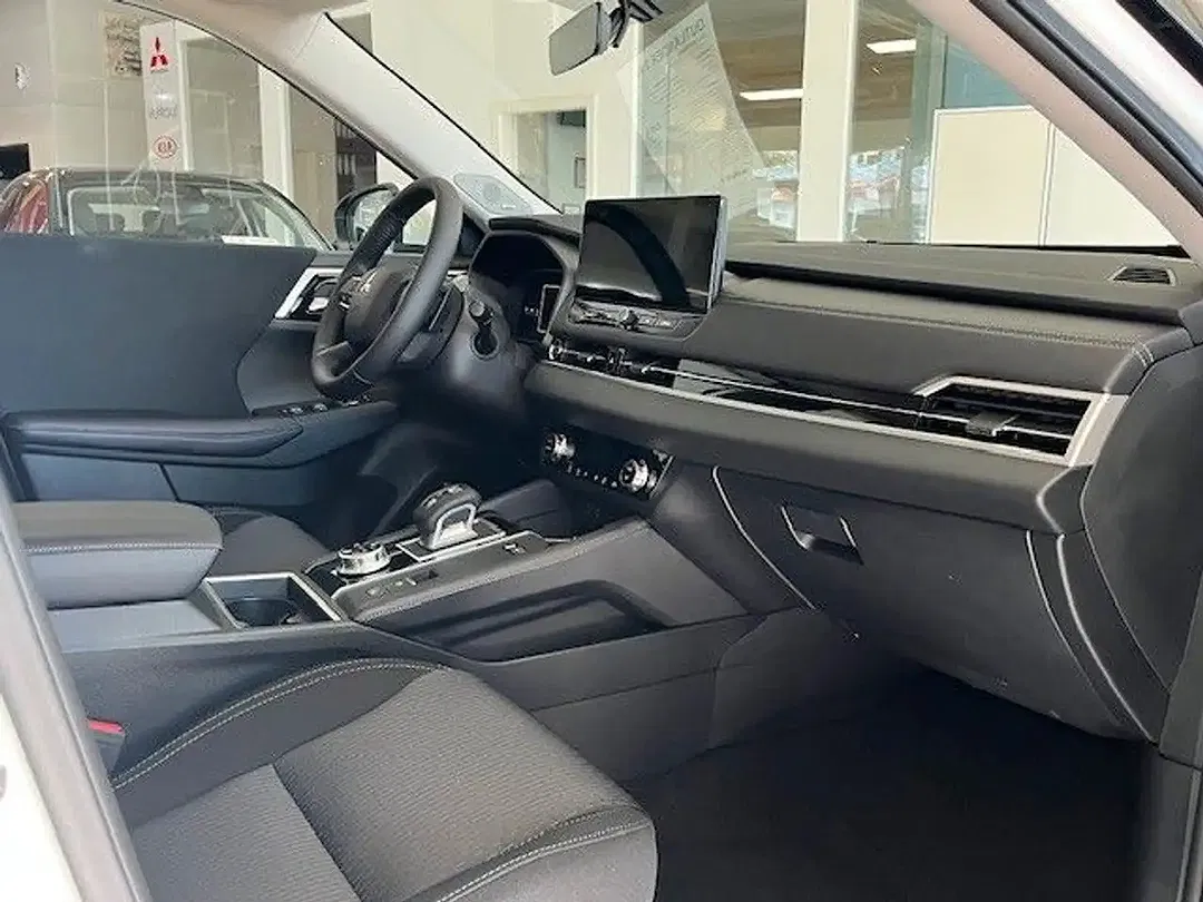 Mitsubishi Outlander - Thumbnail 10