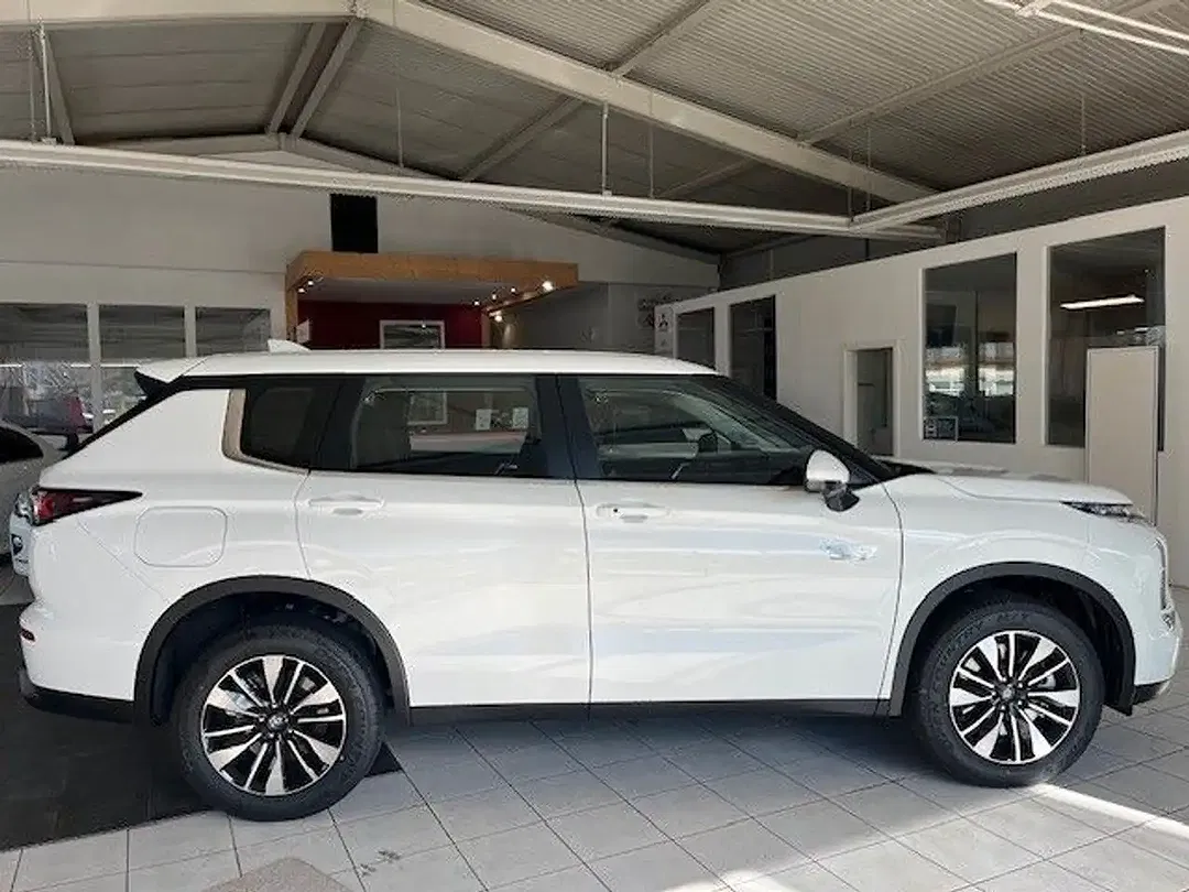 Mitsubishi Outlander - Thumbnail 11