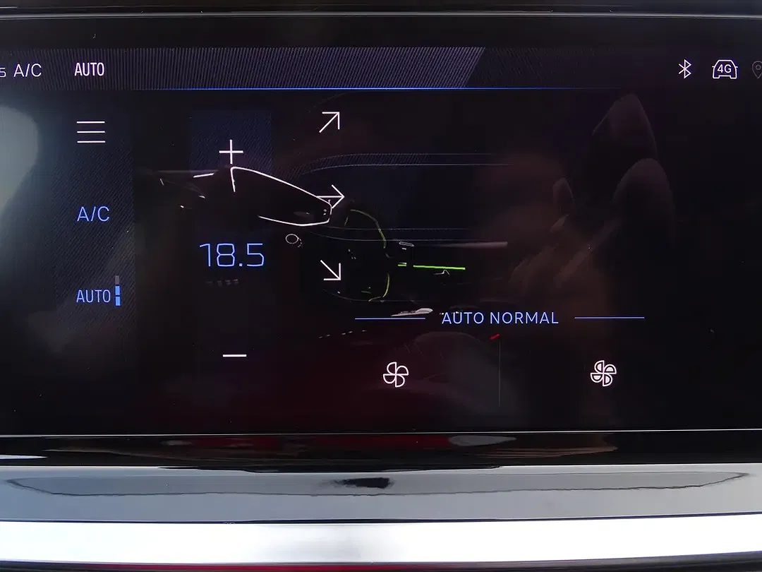 Peugeot 208 - Thumbnail 12