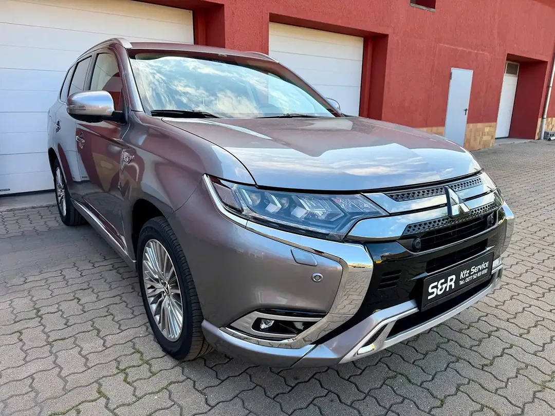 Mitsubishi Outlander PHEV 4WD Plus
