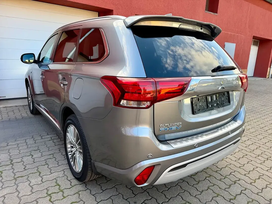 Mitsubishi Outlander - Thumbnail 4