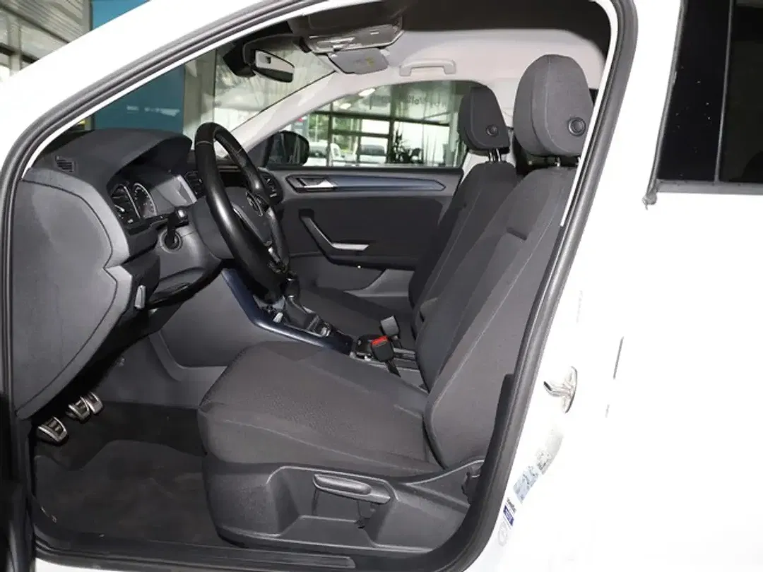 Volkswagen T-Roc - Thumbnail 4