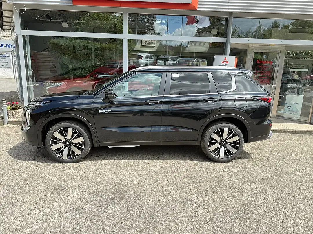 Mitsubishi Outlander - Thumbnail 3